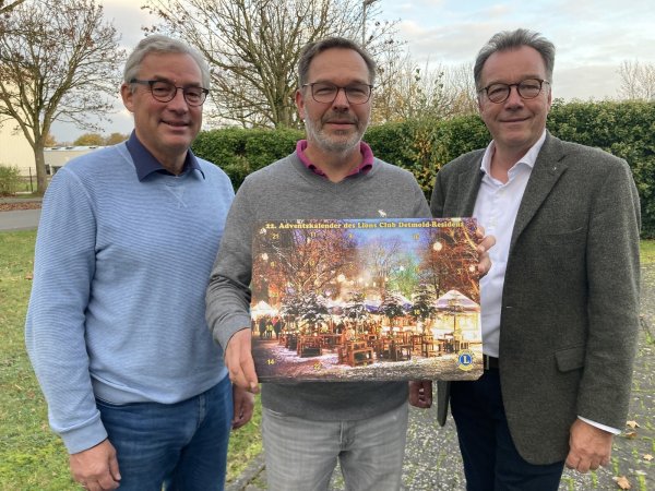 Michael Vösgen (von links), Oliver Müller und Hanno Baumann vom Lions Club Detmold-Residenz stellen den Adventskalender 2024 vor. - © Cordula Gröne
