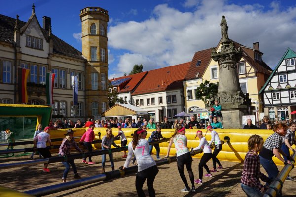 Spannende Duelle auf dem Marktplatz: Nach fünf Jahren Pause wird wieder Menschenkicker gespielt. Teams können sich jetzt anmelden. - © Archivfoto: In Horn Gemeinsam