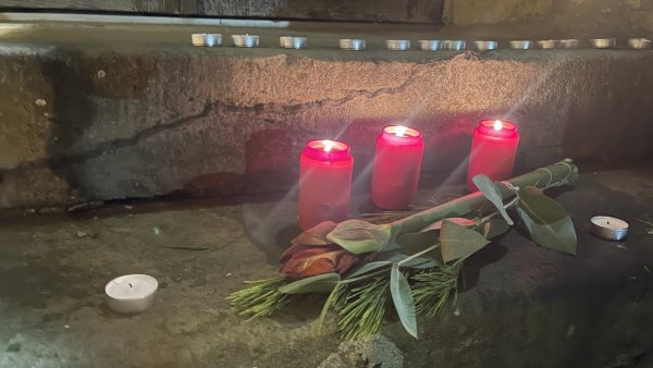 Nach der Trauerfeier in Horn legen Menschen Blumen im Burghof nieder und zünden Kerzen für das Mordopfer Thorsten D. an - der Wind pustet die Teelichter aus. - © Silke Buhrmester