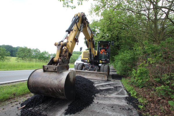 Die Firma Eiffage Infra-Bau erneuert den Radweg an der Kreisstraße zwischen Voßheide und Wendlinghausen. - © Jens Rademacher
