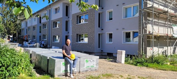 Andreas Riepe vor einem Haus an der Bandelstraße. Die Fassade ist schon modernisiert, jetzt kommen noch die Balkone dran. - © Katrin Kantelberg