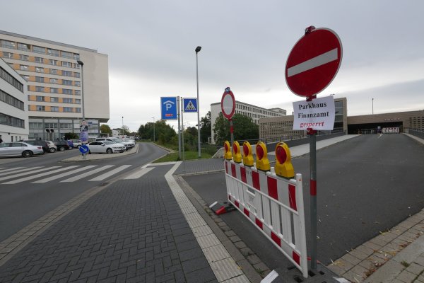 Voraussichtlich bis Dienstag, 6. Oktober, wird das Parkhaus Am Finanzamt für die Beseitigung der Brandschäden noch gesperrt bleiben müssen. Das bedeutet für die Besucher des Klinikums und des Medicums teilweise eine deutlich längere Parkplatzsuche. - © Jost Wolf