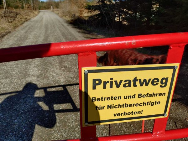 Ein aufmerksamer LZ-Leser hat es fotografiert: Derzeit sieht es so aus, als dürften weder Fußgänger noch Autofahrer den Weg zu Bienenschmidt nutzen. Aber das stimmt nicht. - © Foto: Bernd Schlimper