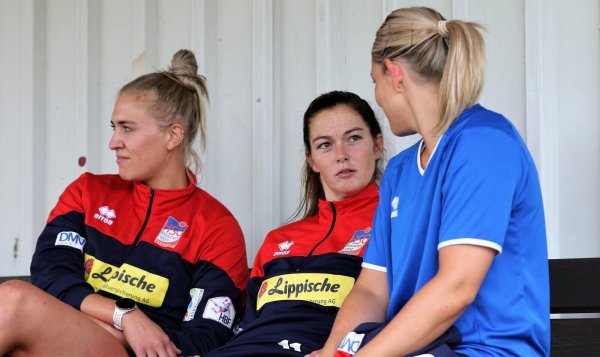 Zurück auf der Platte: Lisa Rajes (Mitte), hier im Gespräch mit Steffi Kaiser (links) und Lisa Frey, ist bereits wieder für die HSG Blomberg-Lippe aktiv. Diesmal in der 3. Liga. - © Oliver König