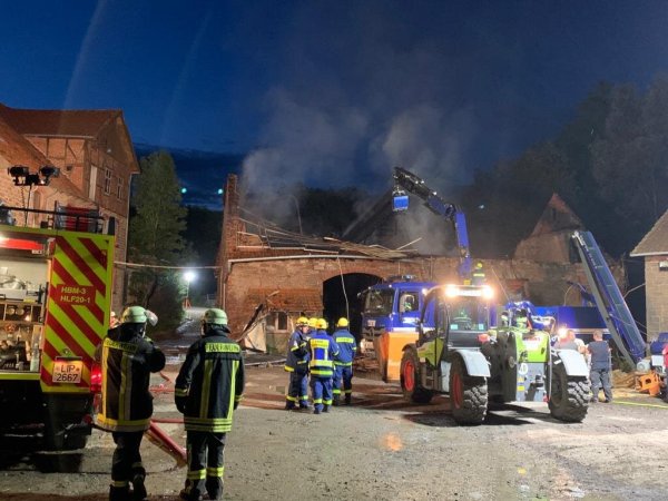 Der Dachstuhl der Scheune an der Steinheimer Straße ist fast komplett eingestürzt. - © Feuerwehr Horn-Bad Meinberg