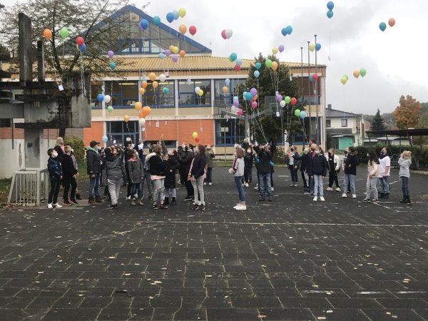 Die Schülerinnen und Schüler der Sekundarschule Horn-Bad Meinberg lassen Ballons gegen Rassismus steigen. Daran befinden sich Nachrichten und Wünsche zum Thema. - © Bedriye Agal