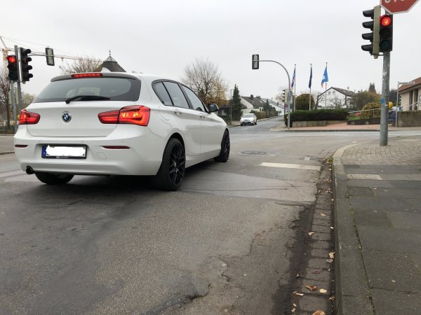 Die Paul-Schneider-Straße (hier im Bild der Kreuzungsabschnitt zur Bielefelder Straße) ist unter anderem wegen der dortigen Zufahrten zum Schulzentrum Aspe und zur Grundschule Knetterheide stark belastet und in einem entsprechend schlechten Zustand. Laut Plan der Stadt soll 2023 der Asphalt gefräst und eine neue Deckschicht aufgetragen werden. - © Thomas Reineke