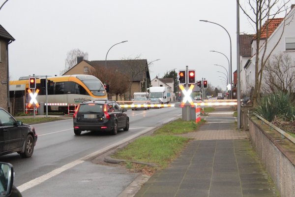 Die Schötmarsche Straße soll ausgebaut werden, was auch wegen des Bahnübergangs nicht einfach ist. - © Cordula Gröne