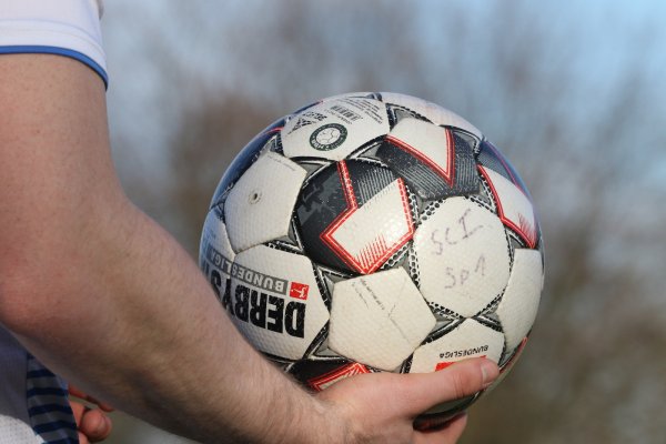 Noch rollt der Ball in den Amateurligen nicht, doch hinter den Kulissen der Klubs tut sich einiges. - © Oliver König
