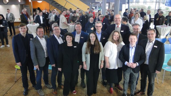 Beim SPD-Neujahrsempfang trafen sich (von links) Lasse Huxoll, Alexander Baer, Axel Lehmann, Ellen Stock, Jürgen Berghahn, Katrin Freiberger, Markus Knoblich, Ilka Kottmann, Ingo Stucke, Julian Hördemann, Falk Niehage und Dennis Maelzer. - © Hajo Gärtner