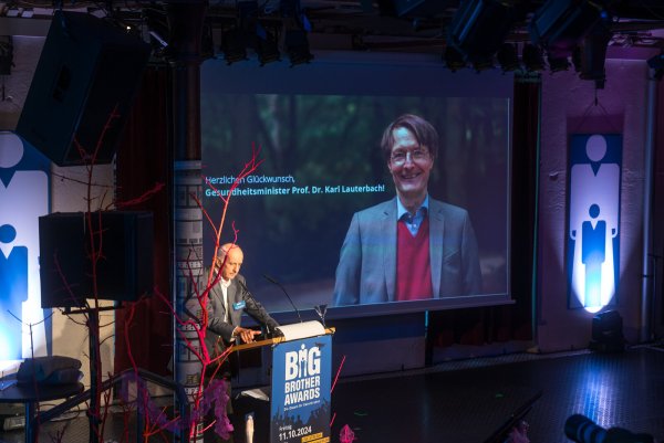 Thilo Weichert verkündet den ersten Preisträger in der Kategorie "Gesundheit" der diesjährigen "Big Brother Awards": Bundesgesundheitsminister Karl Lauterbach. - © Julian Weil