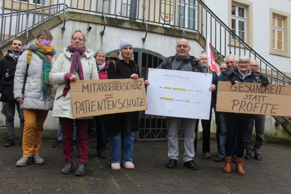 Beim Gütetermin Mitte Dezember zeigte sich bereits das Aktionsbündnis Klinikum Lippe mit einer Demo vor dem Arbeitsgericht solidarisch mit Klägerin Christiana Reuter. Nun ruf die Gewerkschaft Verdi erneut auf, um die Krankenschwester bei ihrer Klage zu unterstützen. - © Janet König