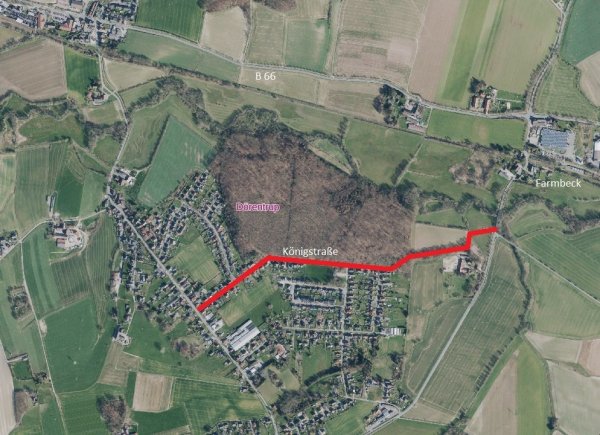 Die Gemeinde Dörentrup will die Radverkehrssituation der Königstraße in Spork verbessern. Um eine Verbindung von der Mittelstraße am westlichen Ende bis zur Farmbecker Straße am östlichen Ende zu schaffen - rot dargestellt -, könnte das letzte Stück Richtung Farmbeck befestigt werden. Im Moment ist es eine Schotterpiste. - © Geoportal NRW, Jens Rademacher