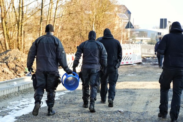 Die Tauchergruppe ist am Freitag und Montag an der Heidenoldendorfer Straße im Einsatz gewesen. - © Freitag TV