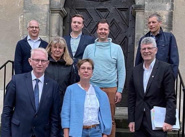 Das neue Führungsteam: (hinten von links) Jörg Klüter, Michael Ruttner, Florian Kaiser und Bernd Stumpenhagen, (vorne von links) Peter Garnjost, Friederike Nolting-Zimmermann, Marion Petringmeier sowie MdB Christian Haase. Es fehlen Otto Adam und Tobias Schöttler. - © CDU Stadtverband