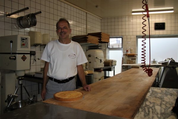 Konditormeister Heinz Kleine führt einen Ruhetag für das Café Kleine ein. In der Backstube fehlt das ausreichende Personal. - © Dana Johanna Stoll