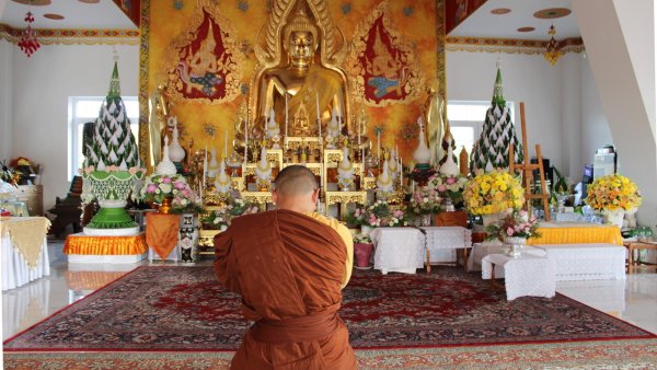 Nach Betreten des Tempels ist es üblich, sich als Zeichen des Respekts und der Demut dreimal vor Buddha zu verbeugen. Auf diese Weise ehren Buddhisten die drei Juwelen des Buddhismus: Buddha, Dhamma und Sangha. - © Chiara Wibbeke