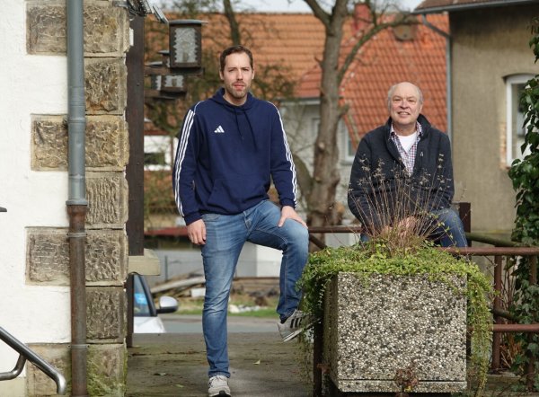Jan Karl und sein Vater Friedrich Dammler halten in Bentorf die Fahnen hoch. - © Axel Bürger