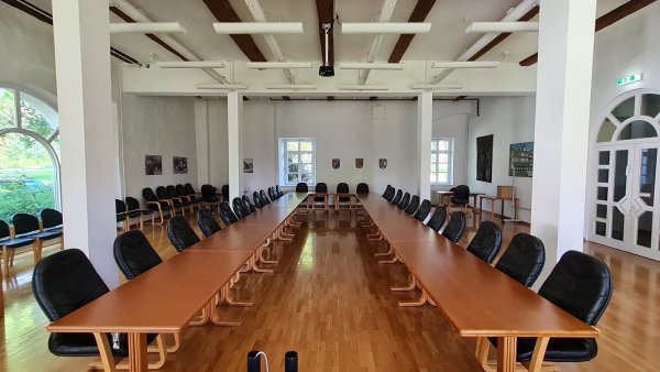 In der nächsten Legislaturperiode sitzen hier zwei Ratsmitglieder weniger mit am Tisch. - © Marianne Schwarzer