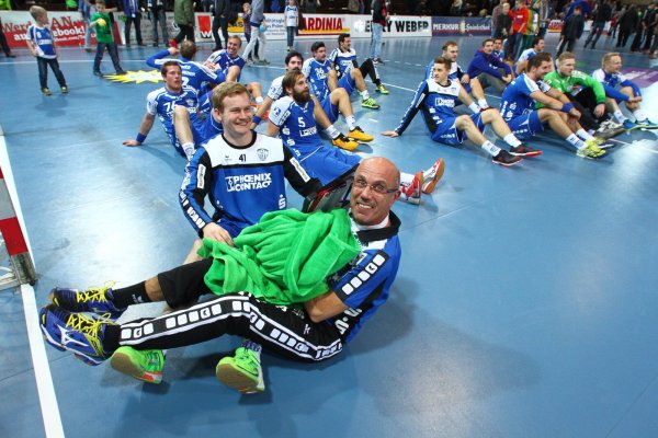 „Nicht ohne meine Handtücher“: Nach dem 30:22-Auswärtssieg beim TuS N-Lübbecke 2015 feierte Andre David mit, ohne die Handtücher aus den Augen zu verlieren. Fotos: Jörg Hagemann - © Jörg Hagemann