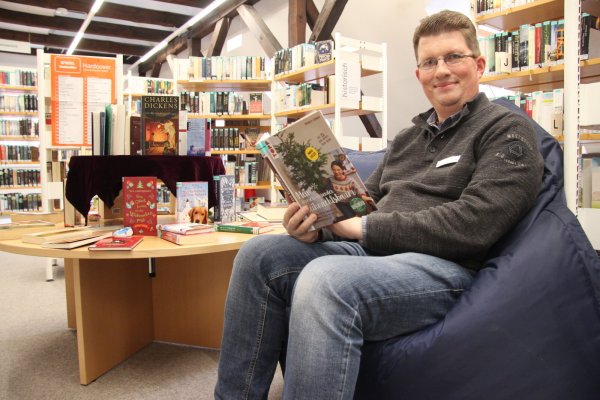 Nicht nur im Winter bietet die Bücherei Lemgo spannende Lektüre und ein gemütliches Plätzchen, um gleich vor Ort zu schmökern. Bücherei-Leiter Axel Koch hat ein breit gefächertes Angebot zu bieten.  - © Archivfoto: Yannik Sonntag