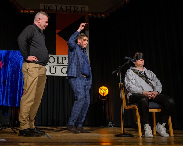 "Desimo" hat das Publikum in seine Show mit eingebunden. - © Dieter Asbrock