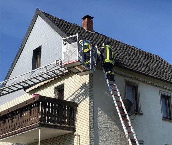 Nach Heckenbrand qualmt es in Sonneborn aus der Dachrinne. - © Feuerwehr Barntrup