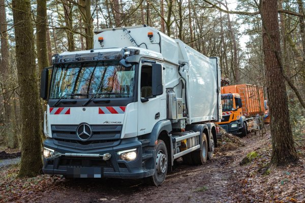 Ein Müllfahrzeug der Stadt Detmold steckt am Montagmittag im Wald fest. - © FreitagTV