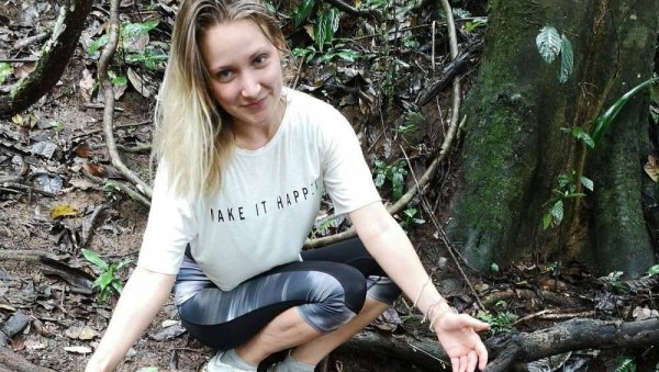 Scarlett S. aus Bad Lippspringe ist seit dem 10. September 2020 verschwunden. Dieses Bild, mit dem die Polizei nach ihr suchte, entstand bei einer früheren Wanderung in Asien. - © Polizei