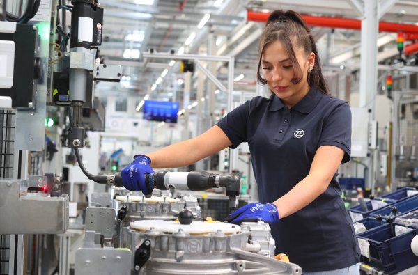 In der Industrie sind immer mehr Jobs in Gefahr. Das Foto zeigt eine Mitarbeiterin des Autozulieferers ZF, der auch in OWL mehrere Standorte hat. ZF will tausende Stellen streichen. - © picture alliance/dpa