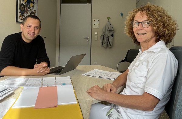 Dr. Marc Robin Mendler ist neuer Chef der Klinik für Kinder- und Jugendmedizin, rechts Dr. Beate Ruppert, die die Kinderklinik kommisarisch leitete. - © Klinikum Lippe