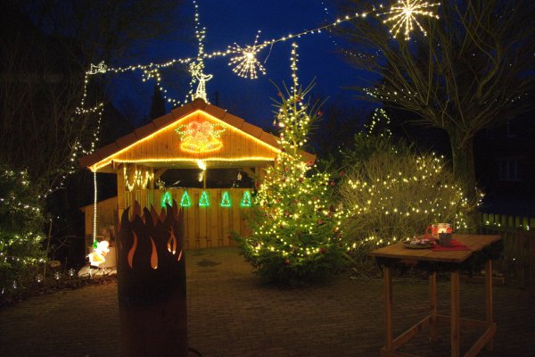 Am Montag ist es soweit: das Alverdisser Weihnachtshaus mit 100.000 Lichtern öffnet seine Tore. - © Archiv Sylvia Frevert