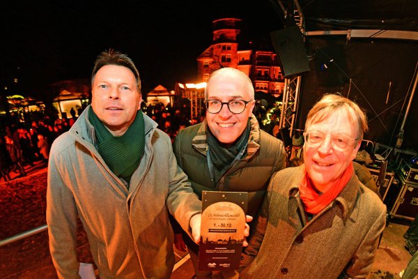 Bürgermeister Frank Hilker (von links), Christian Schmidt, Vorsitzender der Werbegemeinschaft und Stephan Prinz zur Lippe eröffnen den Weihnachtsmarkt. - © Nicole Ellerbrake