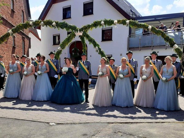 König Jan Hundertmark und Königin Jenny Becker (Mitte) mit ihrem Hofstaat Dennis Becker und Svenja Hundertmark, Andreas und Corinna Marx, Sebastian und Daniela Föste, Marcel und Katja Laschewski, Jan und Daniela Köllermeier, Boris und Stephanie Keindlstorfer sowie Jens und Birgit Rendorf - © Rudi Rudolf