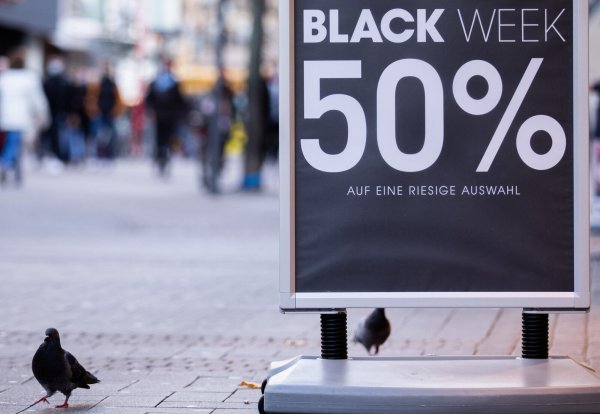 Nicht jedes Angebot an Black Friday ist auch gut: Ein Experte gibt Tipps für die besten Schnäppchen. - © Rolf Vennenbernd / dpa