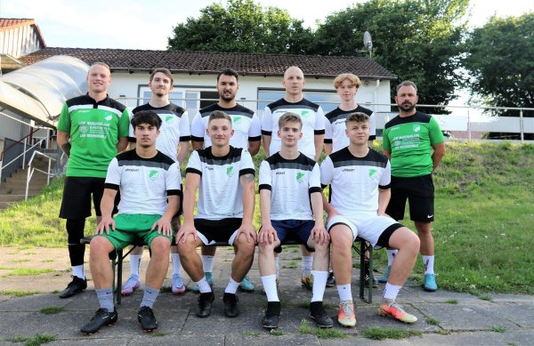 Co-Trainer Jörn Seifert (stehend, links) und der neue Trainer Sebastian Klaßes präsentieren die Neuzugänge (stehend von links) Nico Stocksieker, Elyesa Bal, Karol Cieslik, Laurens Henkel sowie (sitzend von links) Lukas Betz, Manuel Lübke, Darius Büker und Philipp Monschau. - © Oliver König