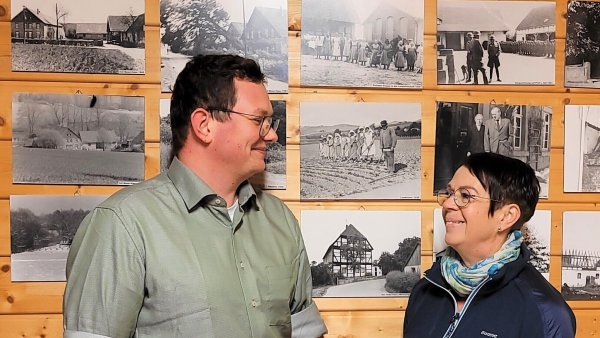 Marion Broschinski und Julien Thiede sind die Vorsitzenden vom Ziegler- und Heimatverein Entrup. - © Katrin Kantelberg