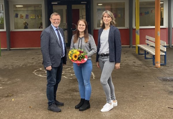 Schulrat Torsten Buncher und Schulleiterin Dorothee Hüler (rechts) begrüßen Christina Bierwirth in der Grundschule am Leistruper Wald. - © GS am Leistruper Wald