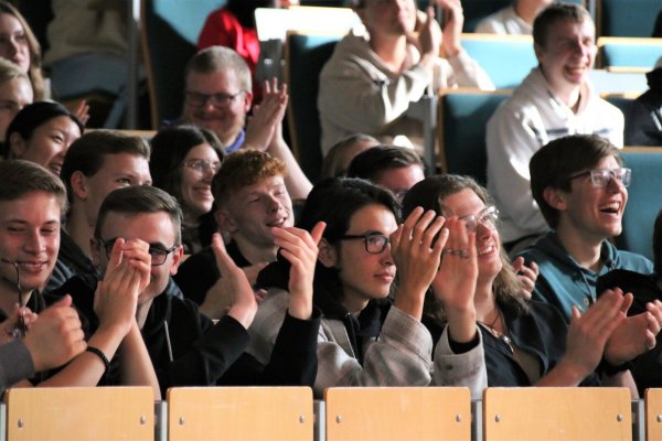 Die Unversität Paderborn hat im Auditorium Maximum die neuen Studentinnen und Studenten zum Wintersemster 2023/24 begrüßt. - © Rajkumar Mukherjee
