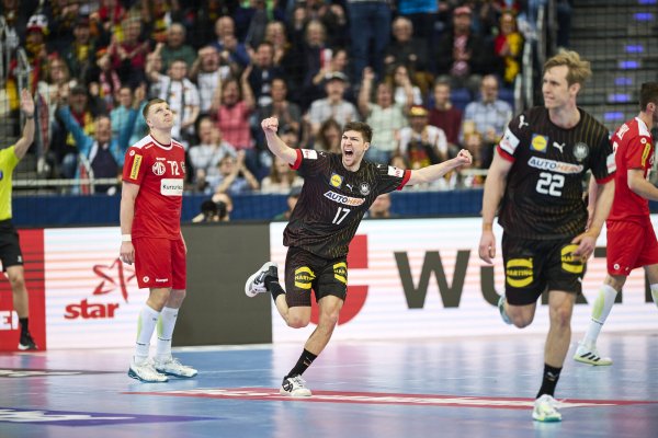 Lukas Zerbe jubelt, Lukas Hutecek schaut bedröppelt nach einem Gegentreffer. - © Matthias Wieking