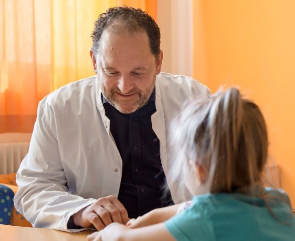 Chefarzt Florian Kuhn leitet die Klinik für Neuropädiatrie. - © Kay Michala / fotoetage