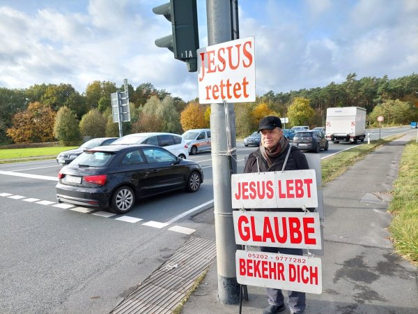 Der in Kasachstan geborene Johann Pauls (76) liebt seit 1992 in Deutschland. Er gehört einer Baptistengemeinde an und versucht, vorbeifahrende Autofahrer zum Glauben zu bekehren. Foto: Karin Prignitz - © Karin Prignitz