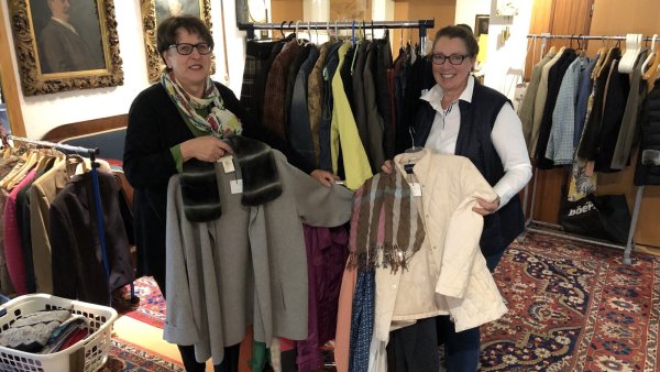 Renate Ciesielski-Finke (links) und Kordula von Rabenau verkaufen am Samstag wieder gebrauchte Kleidung im Calvin-Haus. Zunächst haben sie die Kleidung wie auf diesem Archivbild zuhause gesammelt. - © Sven Kienscherf