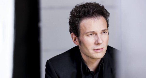 Simon Gaudenz steht am Dirigentenpult. - © Lucian Hunziker