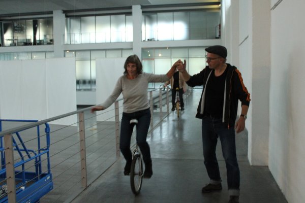 Kursleiter Jens Heuwinkel leistet Edeltraud Kuhlmeier Hilfestellung beim Einradfahren. - © Chiara Wibbeke