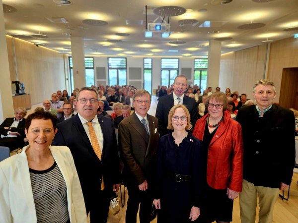Hatten Grund zu feiern: Dr. Christine Fuchs, medizinische Geschädftsführerin am Klinikum Lippe (von links), Landrat Dr. Axel Lehmann (Aufsichtsratsvorsitzender) Stephan Prinz zur Lippe, Prizession Maria zur Lippe, Klinikums-Geschäftsführer Dr. Johannes Hütte und Detmolds stellvertretende Bürgermeisterin Christ-Dore Richter. - © Janet König