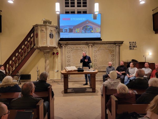 "Moin Stemmen": Geschäftsführer Thorsten Bausch stellte das Konzept von "Tante Enso" in der Schlosskirche Varenholz vor. - © Vasco Stemmer