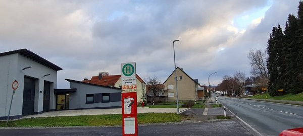Nachdem das Wöbbeler Feuerwehrgerätehaus fertiggestellt ist, wird die Bushaltestelle hier weichen müssen. - © Marianne Schwarzer
