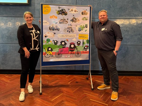 Linda Waldeyer (Zukunftsnetz Mobilität NRW) und Henning Schwarze (Gemeinde Schlangen) stellten das Mobilitätsmanagement im ländlichen Raum vor. - © Bildrechte: Gemeinde Schlangen