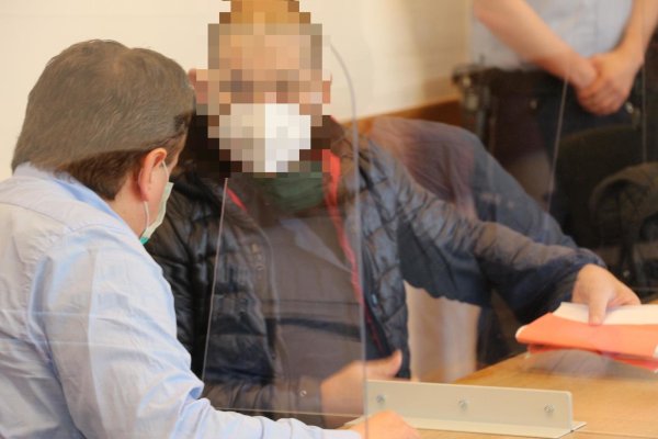 Der 43-jährige Angeklagte beteuert vor Gericht über den Dolmetscher seine Unschuld.  - © Janet König
